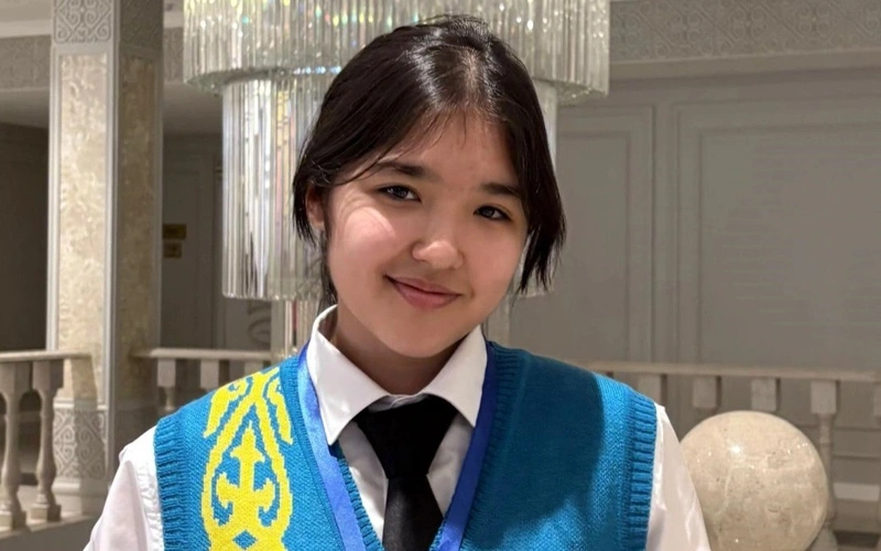 Pavlodar schoolgirl masters 10 languages