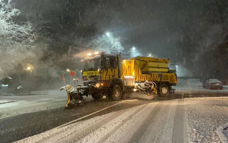 Более 500 тонн противогололедных материалов использовали в Алматы за ночь