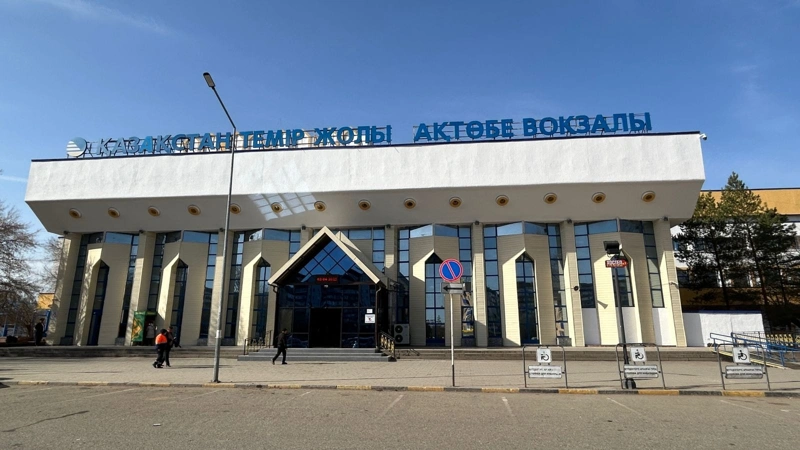 Aqtóbedegi keıbir stansada temirjol vokzalyn jóndeý jumysy toqtap qaldy