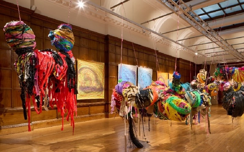 Яркие тканевые коконы: объявлен лауреат премии Тернера 2025