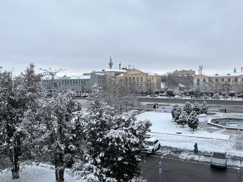 В Таразе снег стал причиной транспортного коллапса В Таразе снег стал причиной транспортного коллапса