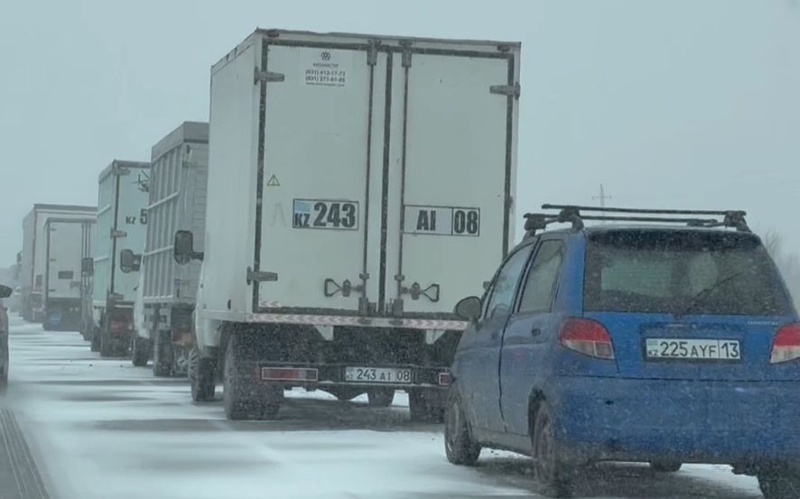 Снегопад стал причиной транспортного коллапса в Таразе р