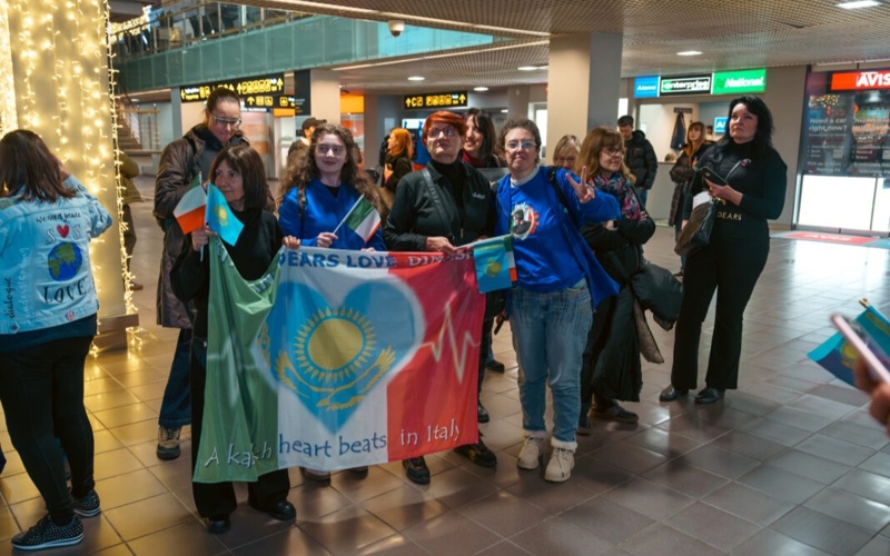 Димаш Құдайбергенге Латвия мәдени канонына енген музыкалық аспапты сыйға тартты