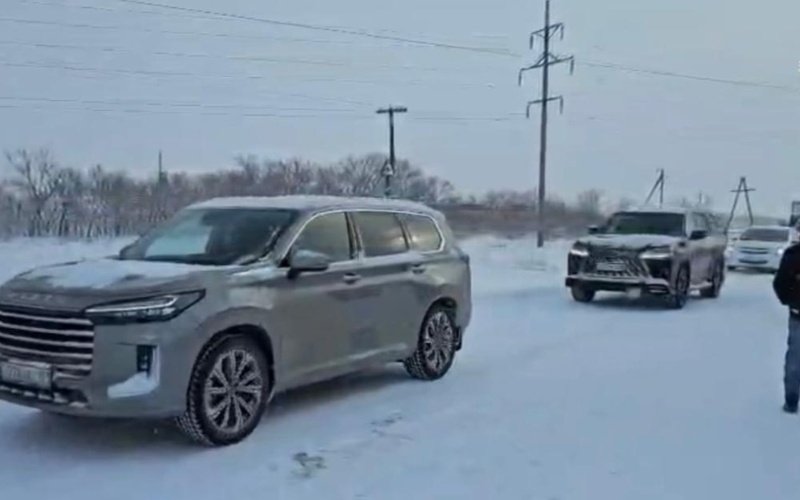 Колонну из 150 автомобилей вывели из снежного плена полицейские в ВКО о