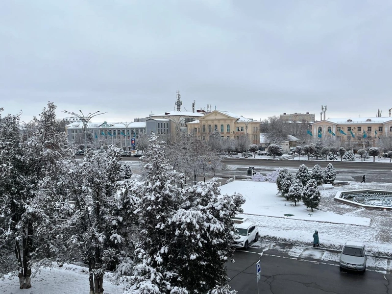 В Таразе снег стал причиной транспортного коллапса