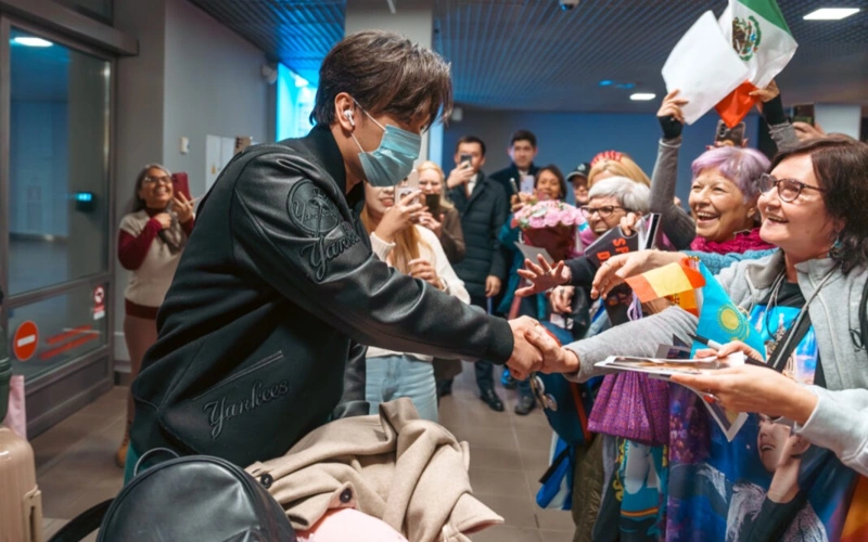 Димаш Құдайбергенге Латвия мәдени канонына енген музыкалық аспапты сыйға тартты