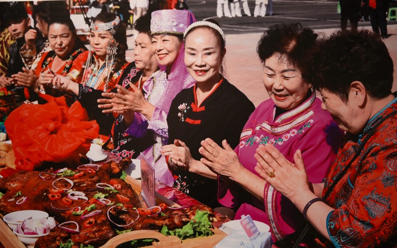 Казахстан и СУАР объединяют исторические и этнокультурные связи: уйгурская и казахская диаспоры, общие традиции и язык. • Активно развиваются образовательные обмены: казахстанские студенты обучаются в университетах СУАР, а китайские студенты приезжают в Казахстан. • Культурные мероприятия и фестивали укрепляют взаимопонимание и доверие между народами. Казахстан и СУАР объединяют исторические и этнокультурные связи: уйгурская и казахская диаспоры, общие традиции и язык. • Активно развиваются образовательные обмены: казахстанские студенты обучаются в университетах СУАР, а китайские студенты приезжают в Казахстан. • Культурные мероприятия и фестивали укрепляют взаимопонимание и доверие между народами.