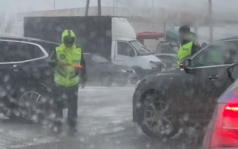 Снегопад стал причиной транспортного коллапса в Таразе р