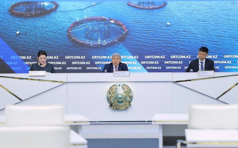председатель Комитета рыбного хозяйства МСХ Серик Сермагамбетов на брифинге в СЦК