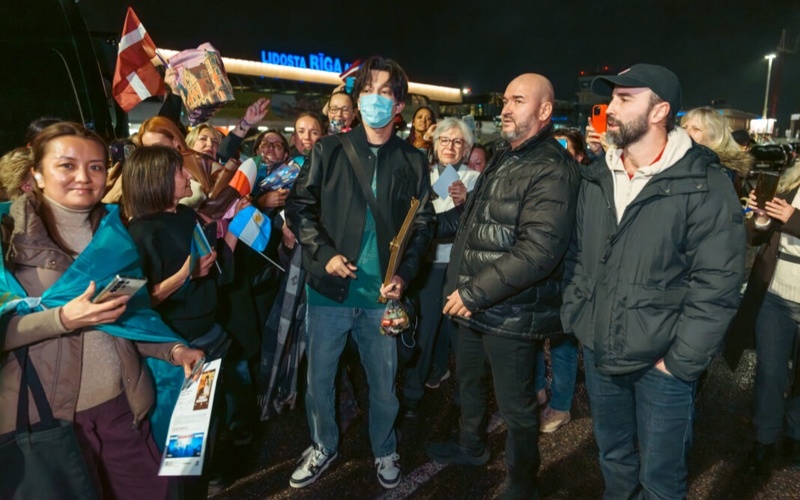 Димаш Құдайбергенге Латвия мәдени канонына енген музыкалық аспапты сыйға тартты