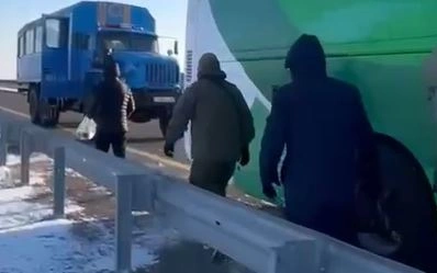 Свыше 20 пассажиров спасли из сломавшегося автобуса под Балхашом