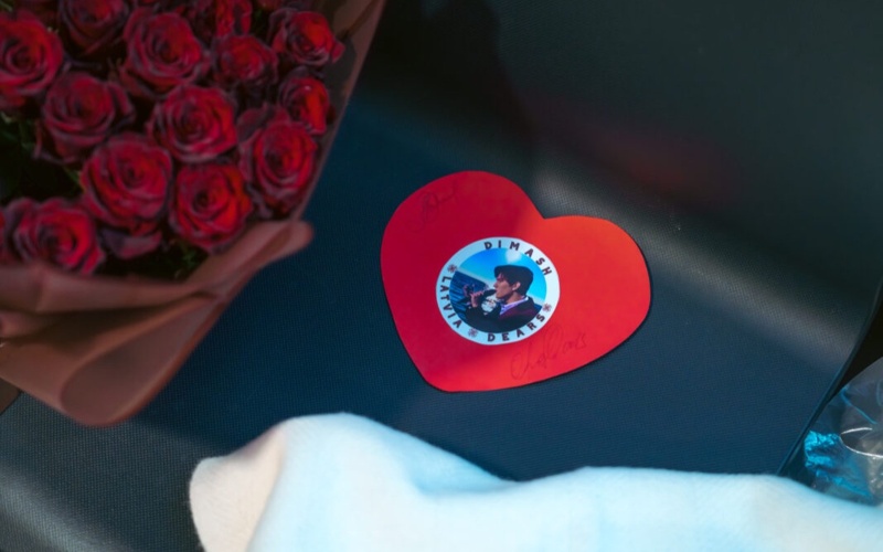 Димаш Құдайбергенге Латвия мәдени канонына енген музыкалық аспапты сыйға тартты