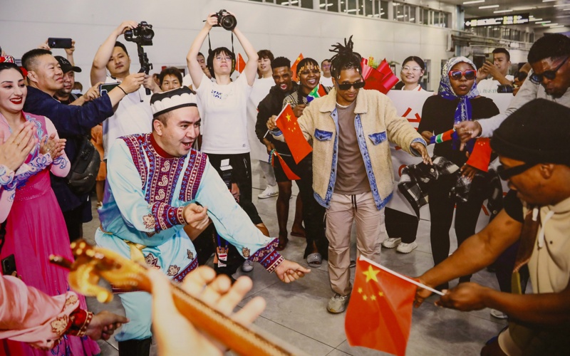 Казахстан и СУАР объединяют исторические и этнокультурные связи: уйгурская и казахская диаспоры, общие традиции и язык. • Активно развиваются образовательные обмены: казахстанские студенты обучаются в университетах СУАР, а китайские студенты приезжают в Казахстан. • Культурные мероприятия и фестивали укрепляют взаимопонимание и доверие между народами. Казахстан и СУАР объединяют исторические и этнокультурные связи: уйгурская и казахская диаспоры, общие традиции и язык. • Активно развиваются образовательные обмены: казахстанские студенты обучаются в университетах СУАР, а китайские студенты приезжают в Казахстан. • Культурные мероприятия и фестивали укрепляют взаимопонимание и доверие между народами.