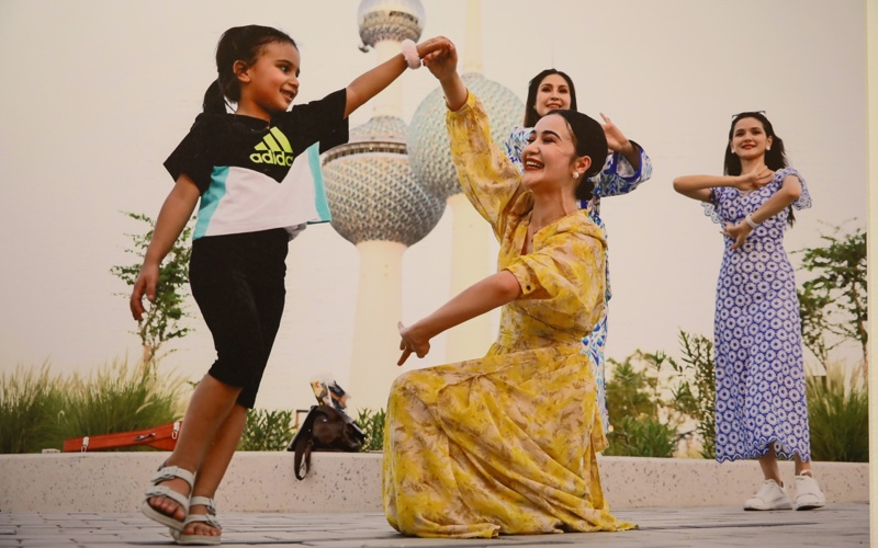 Казахстан и СУАР объединяют исторические и этнокультурные связи: уйгурская и казахская диаспоры, общие традиции и язык. • Активно развиваются образовательные обмены: казахстанские студенты обучаются в университетах СУАР, а китайские студенты приезжают в Казахстан. • Культурные мероприятия и фестивали укрепляют взаимопонимание и доверие между народами. Казахстан и СУАР объединяют исторические и этнокультурные связи: уйгурская и казахская диаспоры, общие традиции и язык. • Активно развиваются образовательные обмены: казахстанские студенты обучаются в университетах СУАР, а китайские студенты приезжают в Казахстан. • Культурные мероприятия и фестивали укрепляют взаимопонимание и доверие между народами.