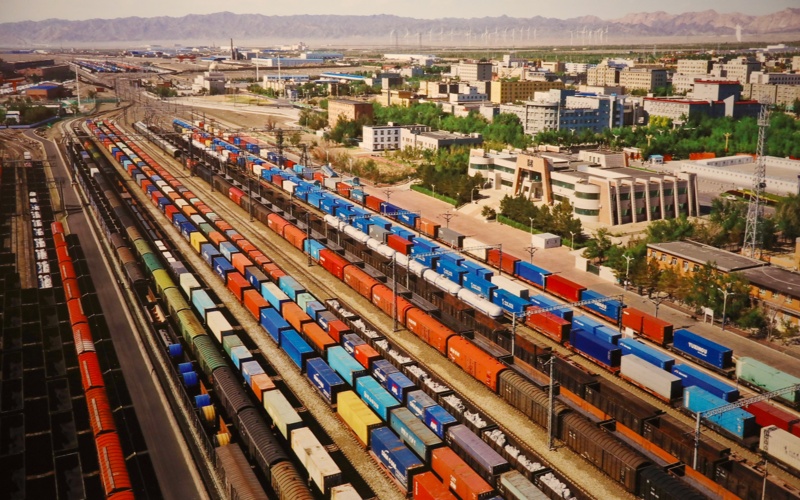 СУАР — главный транзитный коридор для казахстанских товаров в Китай и обратно. Через него проходят железнодорожные и автомобильные маршруты, связывающие Казахстан с крупнейшими китайскими рынками. • Энергетика и ресурсы Казахстан поставляет в СУАР нефть и газ по трубопроводам, а также минеральное сырьё. В свою очередь, СУАР обеспечивает Казахстан доступом к китайским энергетическим технологиям и оборудованию. • Инфраструктура и логистика Совместные проекты по развитию пограничных переходов (например, Хоргос), транспортных узлов и логистических центров превращают границу в точку роста. Хоргос стал символом нового уровня интеграции. СУАР — главный транзитный коридор для казахстанских товаров в Китай и обратно. Через него проходят железнодорожные и автомобильные маршруты, связывающие Казахстан с крупнейшими китайскими рынками. • Энергетика и ресурсы Казахстан поставляет в СУАР нефть и газ по трубопроводам, а также минеральное сырьё. В свою очередь, СУАР обеспечивает Казахстан доступом к китайским энергетическим технологиям и оборудованию. • Инфраструктура и логистика Совместные проекты по развитию пограничных переходов (например, Хоргос), транспортных узлов и логистических центров превращают границу в точку роста. Хоргос стал символом нового уровня интеграции.