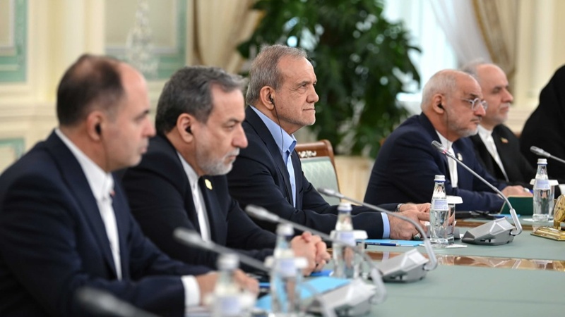 Qazaqstan men Iran prezıdentteriniń kelissózi eki el delegatsııalarynyń qatysýymen keńeıtilgen quramda jalǵasty