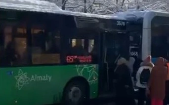 Автобус и троллейбус столкнулись в Алматы