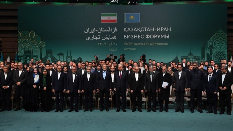 Following the forum, participants took a group photo with the heads of state. Kazakhstan-Iran Business Forum