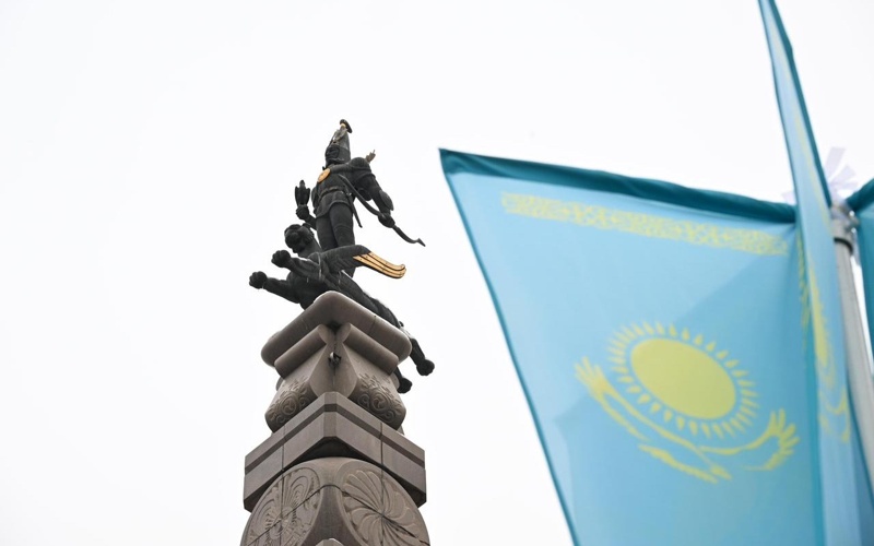 Какие мероприятия пройдут ко Дню Независимости в Алматы флаг, монумент