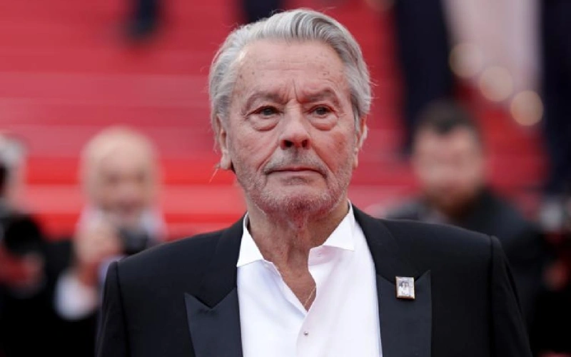 Спор о 300 млн евро: сын Алена Делона потребовал исключить сестру из завещания 