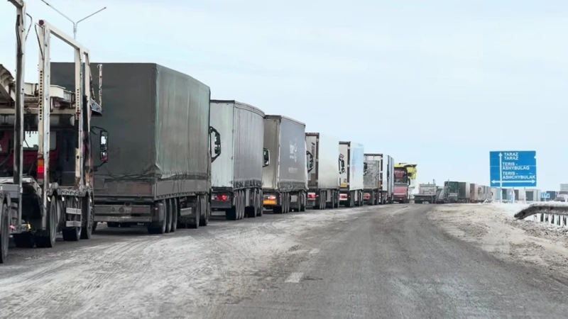 Около 700 авто скопились в Жамбылской области из-за непогоды 