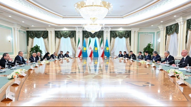 Qazaqstan men Iran prezıdentteriniń kelissózi eki el delegatsııalarynyń qatysýymen keńeıtilgen quramda jalǵasty