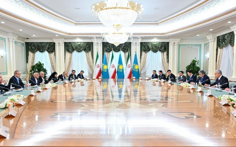 Президенты Казахстана и Ирана провели переговоры в расширенном составе