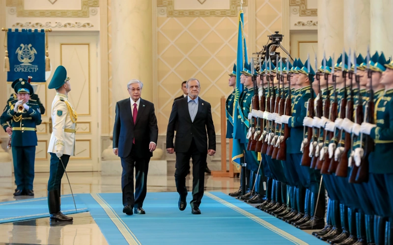 Қасым-Жомарт Тоқаев Иран Президентін Ақордада қарсы алды