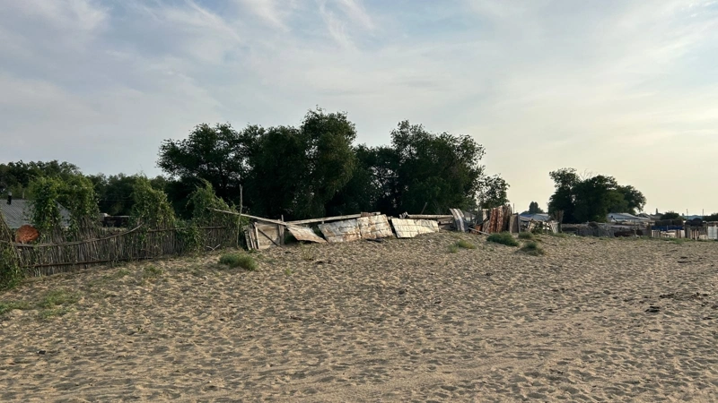 Aqtóbede qum kóshkinin toqtata almaǵan merdigerdiń isi sotta qaralyp jatyr