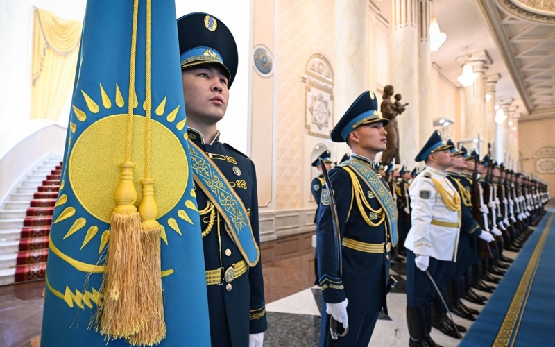 Qasym-Jomart Toqaev Iran Prezıdentin Aqordada qarsy aldy Qasym-Jomart Toqaev Iran Prezıdentin Aqordada qarsy aldy