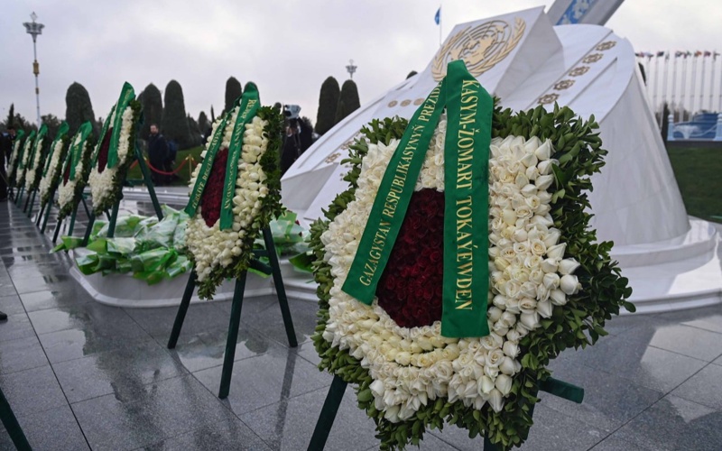 Мемлекет басшысы Бейтараптық монументіне гүл шоғын қойды
