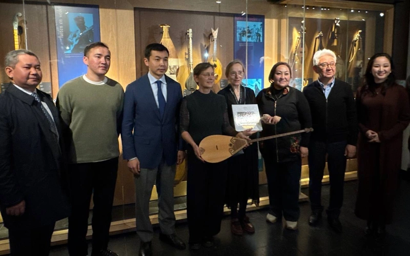 Kazakhstan gifts dombyra, sazsyrnai to Belgium’s Musical Instruments Museum
