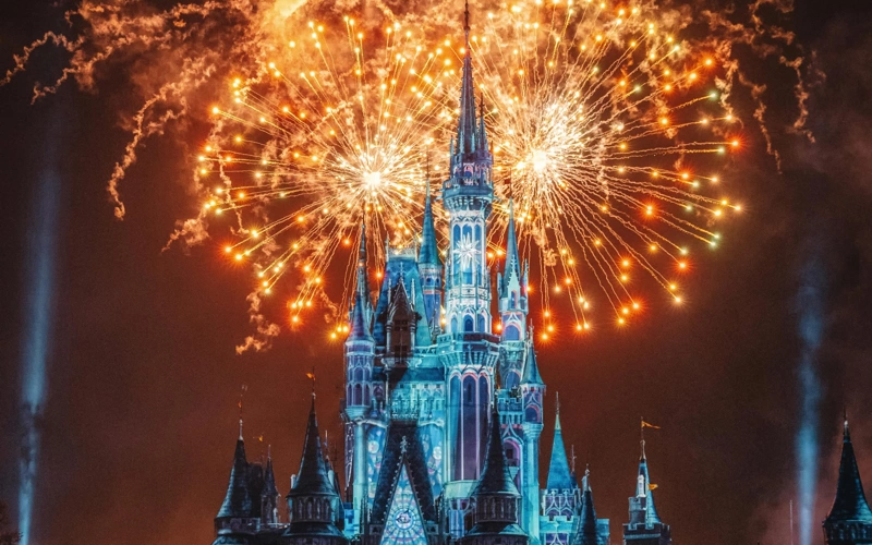 Disney OpenAI-ǵa $1 mlrd ınvestıtsııa salyp, óz keıipkerlerin JI-platformalarǵa lıtsenzııalady