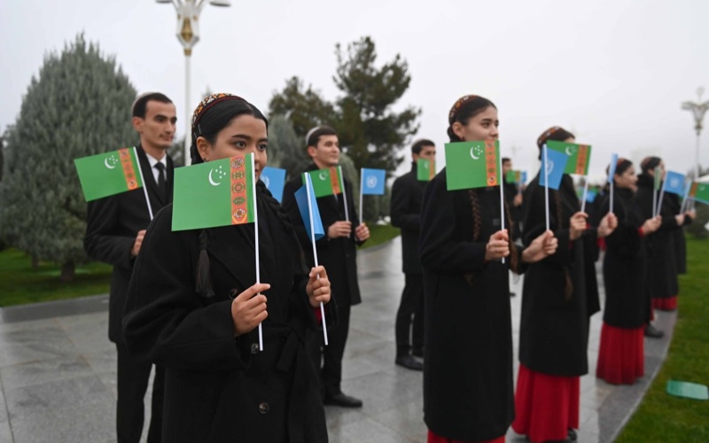 Мемлекет басшысы Бейтараптық монументіне гүл шоғын қойды