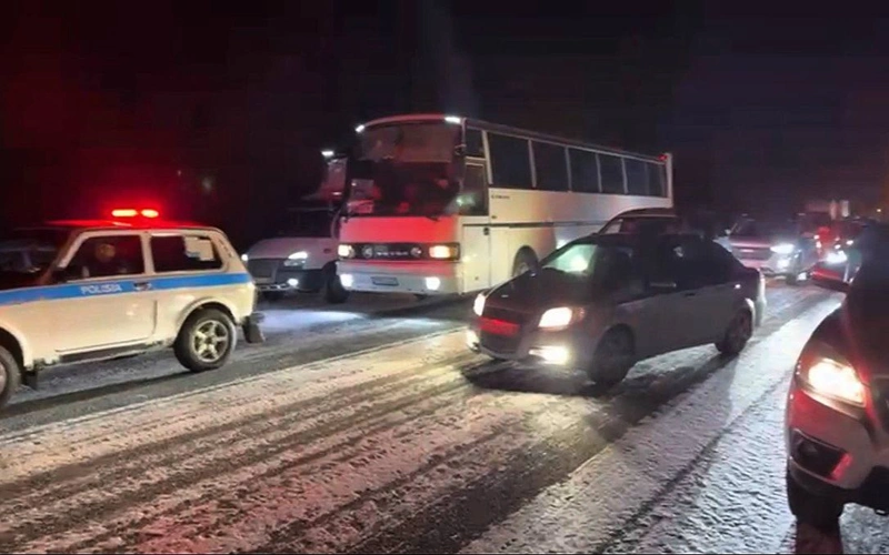 Полицейские области Абай из-за непогоды сопровождают колонну из более 100 машин