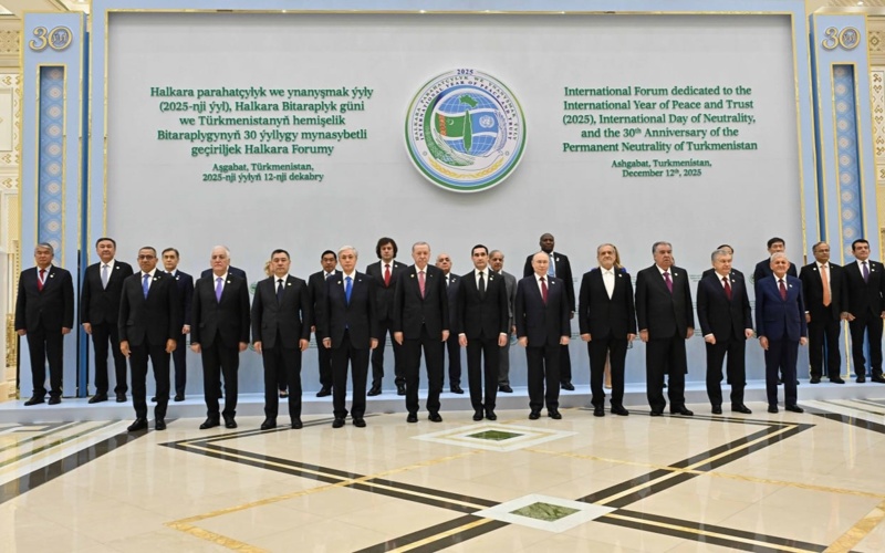 Президент Казахстана прибыл в Конгресс-центр в Ашхабаде