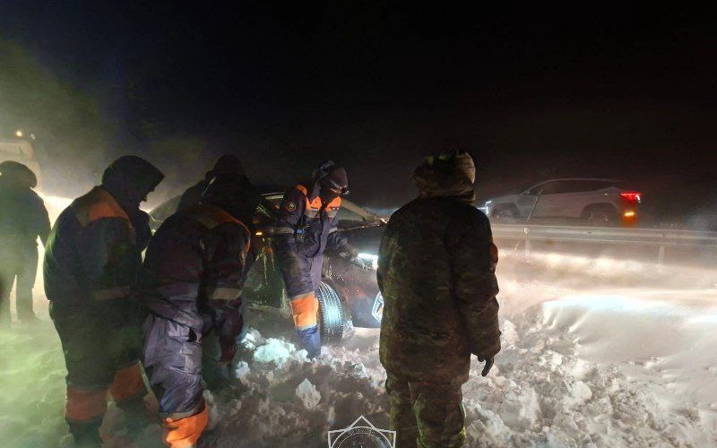 88 застрявших в снежных заносах жителей эвакуировали в Алматинской области