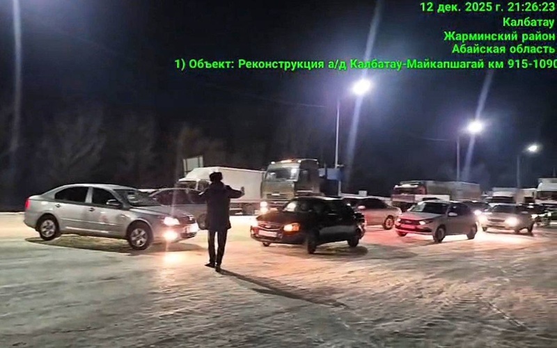Полицейские области Абай из-за непогоды сопровождают колонну из более 100 машин Полицейские области Абай из-за непогоды сопровождают колонну из более 100 машин