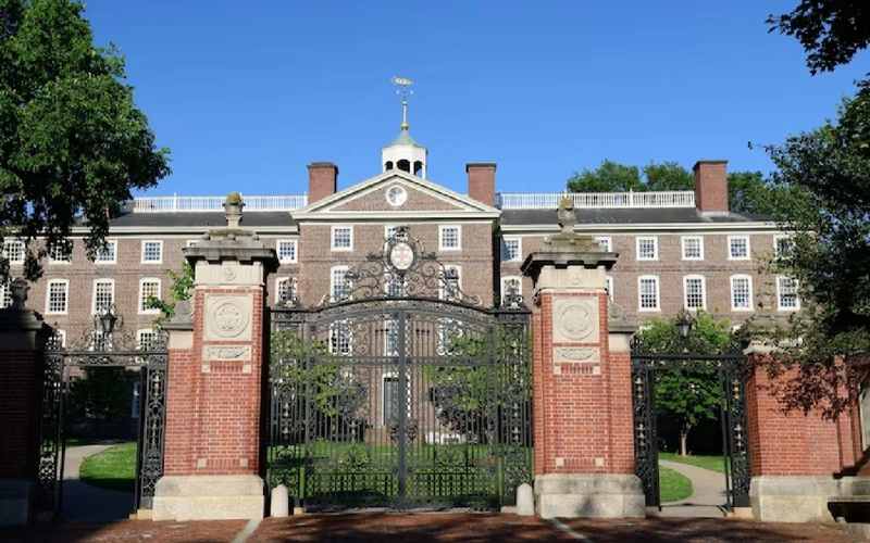 Неизвестный открыл стрельбу в университете США