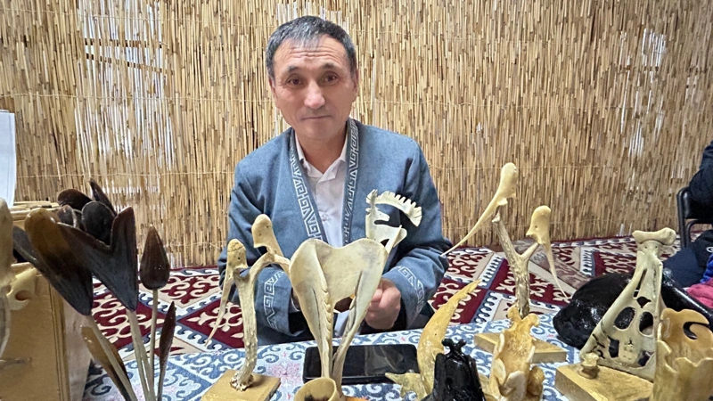 Школьный учитель изготавливает сувениры из костей в Актюбинской области