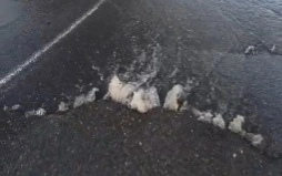 Трубу прорвало в Павлодаре: вода поднялась на асфальт