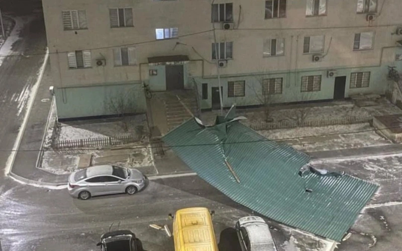 Atyraýdaǵy dúleı daýyl turǵyn úılerdiń shatyryn ushyryp, elektr jelilerin qıratty