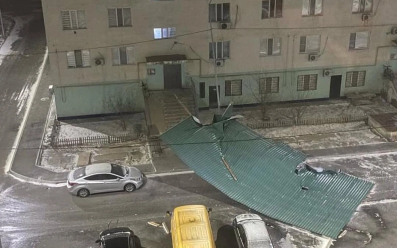 Сильный ветер в Атырау сносит крыши и обрывает линии электропередачи
