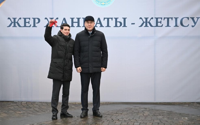 Жетісудағы мәдениет мекемелеріне автокөліктердің кілті табысталды Жетісудағы мәдениет мекемелеріне автокөліктердің кілті табысталды