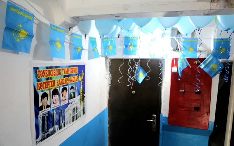 Түркістанда тұрғындар көпқабатты үйді мемлекеттік тумен безендірді Түркістанда тұрғындар көпқабатты үйді мемлекеттік тумен безендірді