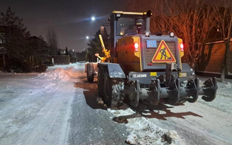 Astanada túngi aýysymda 1 200-den asa arnaıy tehnıka qar kúreıdi