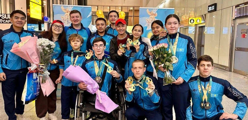 10-13 jeltoqsan aralyǵynda ótken tórt jyldyqtyń keshendi jarysynda elimizdiń namysyn 9 sport túrinen 60 otandasymyz qorǵap, 68 medal jeńip aldy. Aıtýly jarysqa Astana qalasynyń sportshylary qatysyp, jeńis tuǵyrynan kórindi. Atap aıtqanda, para paýerlıftıng saıysynda Vazır Nadyrov 59 kg salmaq dárejesinde 115 kg nátıjemen synǵa túsip, úzdik úshtikke enip, qola medal ıelendi. Sondaı-aq, Qýanysh Rahatuly 54 kg salmaq dárejesinde 107 kg nátıjemen óner kórsetip, para paýerlıftıngten qola júldege qol jetkizdi.  Para ústel tennısinen aralas juptyq synda elordalyq Altynaı Erjanqyzy Elı Mahulbekovpen birge óner kórsetip, altyn medal jeńip aldy. Al jekeleı synda Altynaı qola medal ıelendi.  Para júzýden qatysqan eki birdeı astanalyq sportshy da jeńis tuǵyrynan kórindi. Atap aıtqanda, Ádil Qalıeva para júzýden jasóspirimder arasyndaǵy V Azııa Paralımpıada oıyndarynyń tórt dúrkin altyn júldegeri atandy. Ol 12-15 jas sanatynda óner kórsetip, tórt túrli qashyqtyqta jeńiske jetti: • 200 m keshendi júzý; • 100 m erkin stıl; • 400 m erkin stıl; • 50 m erkin stıl.  Al para júzýshi Turǵanbekov Álı 17-18 jas sanatynda synǵa túsip, bir altyn jáne eki kúmis medal ıelendi. Ol tómendegi qashyqtyqtarda júldeger atandy: • 100 m brass – altyn medal; • 100 m erkin stıl – kúmis medal; • 100 m shalqalap júzý – kúmis medal.   Osylaısha, Jasóspirimder arasyndaǵy Azııa Paralımpıada oıyndarynyń qorytyndysy boıynsha Astana qalasynyń sportshylary 6 altyn, 3 kúmis jáne 3 qola medal enshiledi. Jasóspirimder arasyndaǵy Azııa para oıyndarynyń deńgeıi ýaqyt ótken saıyn artyp keledi. Máselen, 2021 jyly Bahreındegi ótken dodaǵa 30 el bas qossa, bıyl rekordty kólemde 45 memleket júldege talasty. Aıta keterligi, Qazaqstan quramasy bul básekege 8 jyldyq úzilisten keıin qaıta qatysty.  2009 jyldan bastaý alǵan jasóspirimder arasyndaǵy Azııa para oıyndarynyń tarıhynda osyǵan deıin Qazaqstan quramasy 25 altyn enshilegen edi. Al Dýbaıdaǵy ótken V Azııa para oıyndarynda otandastarymyz 25 márte jeńis tuǵyryna kóterilip, elimizdiń Ánuramyzdy shyrqatty.  -25 altyn alýdyń ózi ońaıǵa soqqan joq. Osynyń artynda júıeli jospar qurý, oqý-jattyǵý jıyndary, bapkerlerdiń eńbegi, sportshylardyń qanshama tókken teri jatyr. Eń bastysy, ulttyq quramanyń artynan erip kele jatqan rezervtiń deńgeıin tekserýge múmkindik aldyq jáne olar úlken tájirıbe jınady, – dedi Dene múmkindikteri shekteýli tulǵalarǵa arnalǵan sporttyq daıarlaý ortalyǵynyń joǵary jetistikter sporty jáne óńirlik damý jónindegi dırektordyń orynbasary Lesken Esekeev. Aıta keteıik, endi jasóspirimder arasyndaǵy kelesi VI Azııa Para oıyndaryn 2029 jyly Kambodja Koroldigi qabyldaıdy.