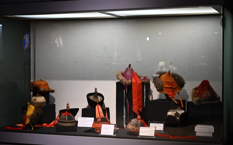 Выставка, посвященная традиционной одежде и украшениям, открылась в Монголии Выставка, посвященная традиционной одежде и украшениям, открылась в Монголии