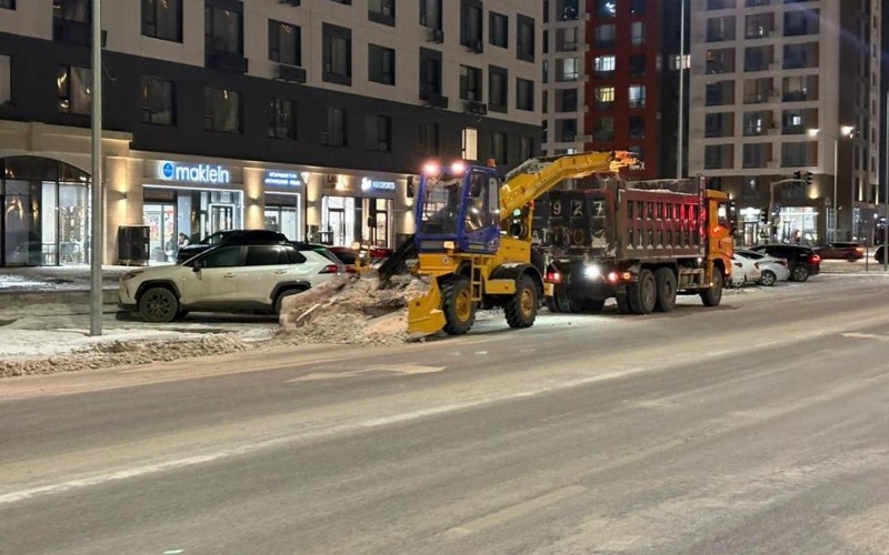 Город очищают круглосуточно: как в&nbsp;Астане борются со&nbsp;снегом