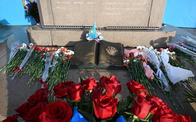 Flowers laid at monument marking Independence Day in Almaty Flowers laid at monument marking Independence Day in Almaty